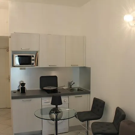 Riviera Home - Garibaldi Petit Marais Apartment *